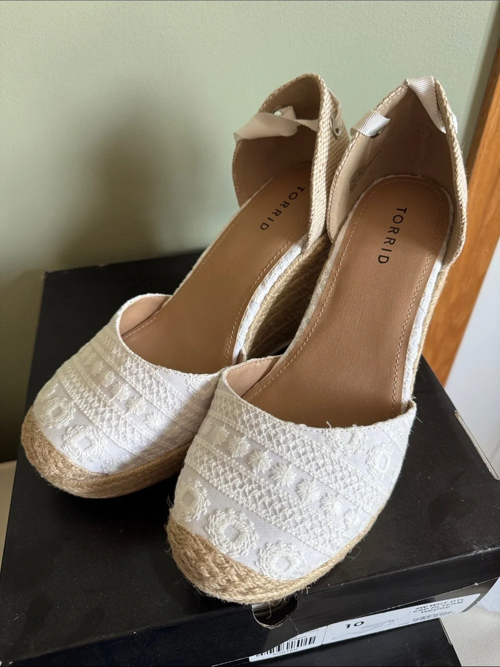 New Torrid white Embroidered Espadrille Wedges w/Ankle Ties 10 wide & 10.5 wide